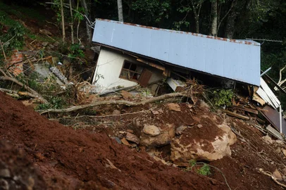 BENTO GONÇALVES, RS, BRASIL, 09/05/2024. Enchente RS: Bombeiros realizam buscas por desaparecidos e ajudam na desobstrução das estradas no distrito de Faria Lemos, interior de Bento Gonçalves. (Bruno Todeschini/Agência RBS)Indexador: BTK<!-- NICAID(15759703) -->