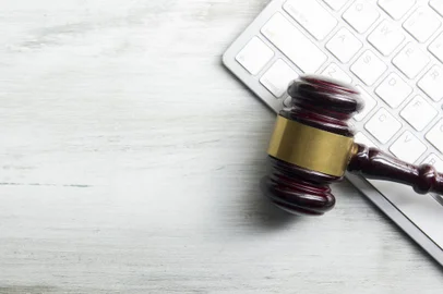 Judge gavel with computer keyboard. Concept of internet crime. Copy space for textcrimes cibernéticos, lei, juiz, internet, martelo. Foto: Roman Motizov  / stock.adobe.comFonte: 321901384<!-- NICAID(14789440) -->