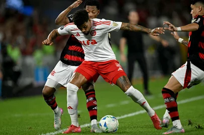Internacional's defender #18 Juninho (front) and Flamengo's Ecuadorean midfielder #50 Gonzalo Plata fight for the ball during the Copa Libertadores round of 16 first leg all-Brazilian football match between Flamengo and Internacional at the Maracana stadium in Rio de Janeiro, Brazil, on August 13, 2025. (Photo by Mauro PIMENTEL / AFP)Editoria: SPOLocal: Rio de JaneiroIndexador: MAURO PIMENTELSecao: soccerFonte: AFPFotógrafo: STF<!-- NICAID(16101143) -->