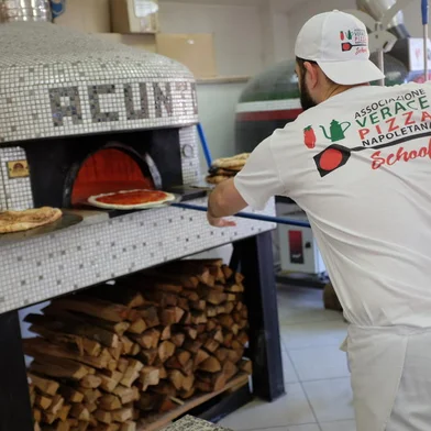 Fabio Paesi Araújo, 30, proprietário da Gesto Pizzaria foi à Itália estudar o método de preparo da Pizza Napolitana que desde 2017 é considerada patrimônio imaterial pela Unesco.O produto é o carro-chefe da Gesto Pizzaria, restaurante que ele abriu em Caxias do Sul no final de 2020.<!-- NICAID(15490585) -->