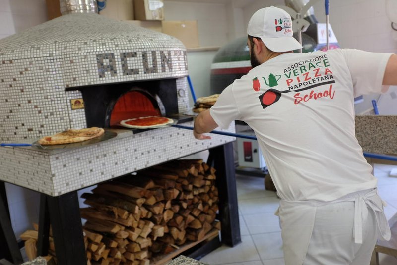 Fabio Paesi Araújo, 30, proprietário da Gesto Pizzaria foi à Itália estudar o método de preparo da Pizza Napolitana que desde 2017 é considerada patrimônio imaterial pela Unesco.O produto é o carro-chefe da Gesto Pizzaria, restaurante que ele abriu em Caxias do Sul no final de 2020.<!-- NICAID(15490585) -->