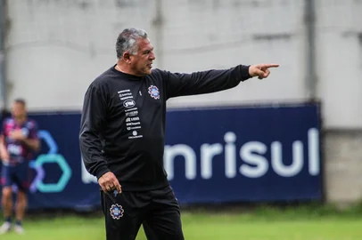 O técnico Luizinho Vieira treinou com a equipe do Caxias antes da estreia do Gauchão, na próxima quinta-feira, contra o Monsoon. Na foto, o técnico Luizinho Vieira.<!-- NICAID(15959125) -->