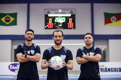 O time de futsal Vélez Camaquã jogará a Liga de Futsal em 2025. A equipe de futsal representará a cidade de Camaquã, no Rio Grande do Sul. Da esquerda - Aislan Bilhan (Xitão), Ao centro - Gabriel Gurgel e  Da direita - Juninho Anzolin.Indexador: DF<!-- NICAID(16016678) -->
