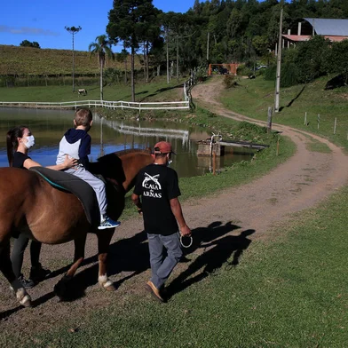 CAXIAS DO SUL, RS, BRASIL, 14/04/2021 - Aliada no tratamento de diversos problemas motores e cognitivos, a equoterapia teve aumento na procura durante a pandemia. O espaço equocenter, que oferece o serviço em Caxias do Sul, também teve mais procura pelas aulas de equitação, prática que auxilia  no combate ao estresse e à depressão. (Marcelo Casagrande/Agência RBS)<!-- NICAID(14757350) -->