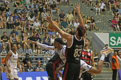 CAXIAS DO SUL, RS, BRASIL, 05/03/2025. Caxias do Sul Basquete x Flamengo, jogo válido pela 35ª rodada do Novo Basquete Brasil - NBB 2024/2025 - realizado no ginásio do Sesi. (Porthus Junior/Agência RBS)Indexador: Porthus JUNIOR<!-- NICAID(15989603) -->
