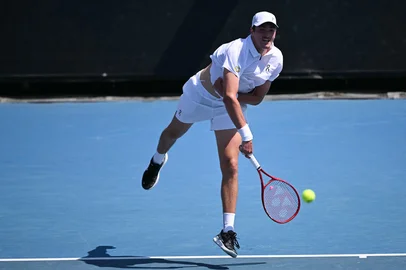 Brazil's Joao Fonseca serves against USA's Eliot Spizzirri during their men's singles match on day three of the Australian Open tennis tournament in Melbourne on January 20, 2026. (Photo by WILLIAM WEST / AFP) / -- IMAGE RESTRICTED TO EDITORIAL USE - STRICTLY NO COMMERCIAL USE --Editoria: SPOLocal: MelbourneIndexador: WILLIAM WESTSecao: tennisFonte: AFPFotógrafo: STF<!-- NICAID(16207079) -->
