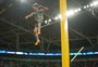 Armand Duplantis salta 6,24m e bate recorde mundial do salto com vara pela oitava vez
