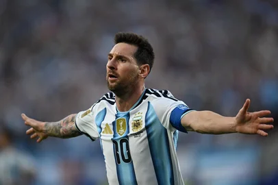 ROBERTO SCHMIDT / AFP Argentina's forward #10 Lionel Messi celebrates scoring his team's first goal during the 2026 World Cup Group J football match between Argentina and Algeria at the Kansas City Stadium in Kansas City on June 16, 2026. (Photo by Roberto SCHMIDT / AFP)<!-- NICAID(16308196) -->