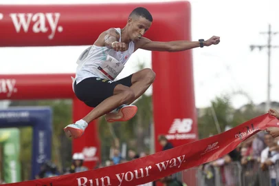 Vencedor da corrida dos 42km da Maratona de Porto Alegre.<!-- NICAID(16025205) -->