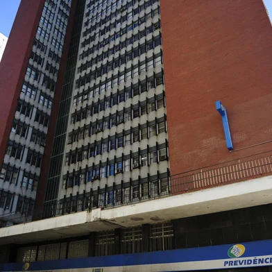 Arrumbamento no prédio do INSS do centro de Porto Alegre.Travessa Mario Cinco Paus, Centro, Porto Alegre<!-- NICAID(5440495) -->