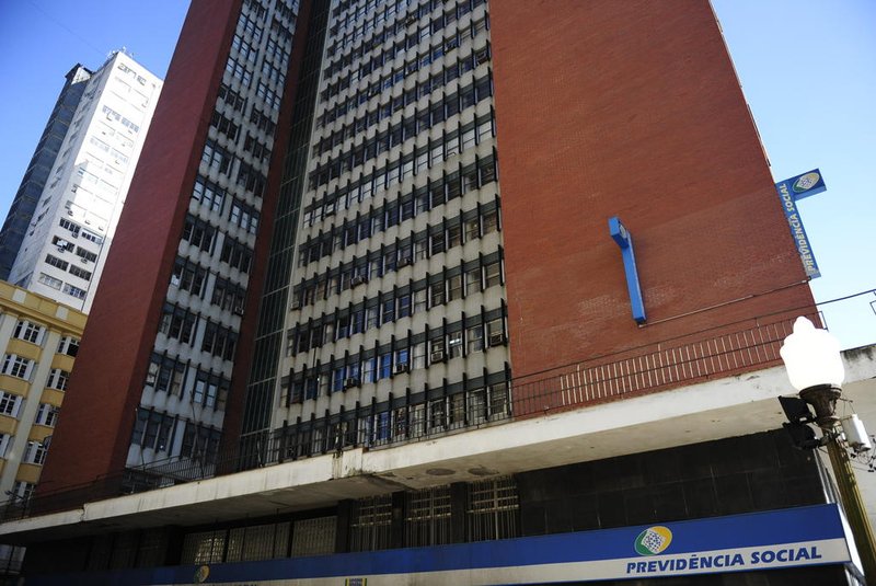 Arrumbamento no prédio do INSS do centro de Porto Alegre.Travessa Mario Cinco Paus, Centro, Porto Alegre<!-- NICAID(5440495) -->