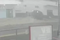 Um acidente na manhã desta quinta-feira (10) deixou cinco pessoas feridas em Arroio do Sal, no Litoral Norte do RS. De acordo com informações do Corpo de Bombeiros, um carro desgovernado colidiu contra uma academia, localizada na Avenida Interpraias, por volta das 8h30. Câmeras de segurança de estabelecimentos próximos registraram o momento do acidente.<!-- NICAID(16077924) -->