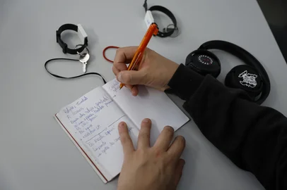 Jeff Botega / Agencia RBS Porto Alegre, RS, Brasil – Professores e alunos discutem como a inteligência artificial tem transformado as formas de avaliação no Ensino Superior, revelando novos desafios e possibilidades no processo de aprendizagem.Eduardo Dullo, professor adjunto do departamento de antropologia da UFRGS e os Alunos Alana Spinelli, 19 anos, Gabriela Fialho, 22 anos, Rafael Proença, 23 anosRenata Kowaleski, 23 anosIndexador: jeff botega<!-- NICAID(16161032) -->