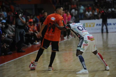 CARLOS BARBOSA, RS, BRASIL (28/11/2021)ACBF X CASCAVEL pela semi final da Liga Nacional de Fustsal no Centro Municipal de Eventos Sérgio Luiz Guerra. (Antonio Valiente/Agência RBS)<!-- NICAID(14952872) -->