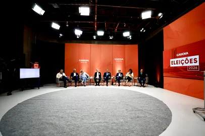 PORTO ALEGRE, RS, BRASIL, 11-09-2026 Candidatos ao Senado pelo Rio Grande do Sul participam de debate no estúdio da RBS TV, em Porto Alegre, nesta sexta-feira (11). O encontro reúne os oito candidatos na disputa pelas vagas do Estado no Senado Federal nas eleições de 2026.Foto: Jeff Botega/Grupo RBS<!-- NICAID(16363681) -->