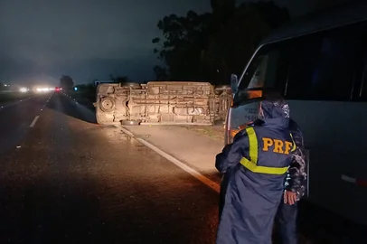 Van com estudantes do IFSul e da UFPel tomba na BR-392 entre Rio Grande e Pelotas