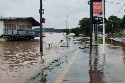 A chuva e o transbordo do Guaíba provoca alagamentos nos bairros Ipanema e Guarujá, na zona sul de Porto Alegre, nesta quarta-feira (22).<!-- NICAID(15605766) -->