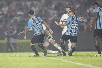 São Paulo x GrêmioCréditos: Rubens Chiri e Paulo Pinto/Saopaulofc.netArbitragem polêmica marcou derrota do Grêmio por 2 a 1 para o São Paulo.