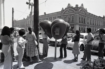 1978 - Novos orelhões instalados pela CRT tem causado problemas aos usuários. Os aparelhos tem "engolido" as fichas.#Fotógrafo: Armênio Abascal Meireles#Envelope: 130754<!-- NICAID(15613088) -->