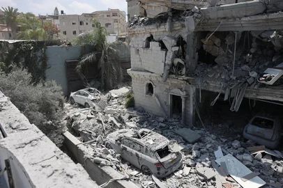 Damaged cars lie amid the rubble of a damaged building in the northern Israeli town of Tamra, following an overnigh missile attack from Iran on June 15, 2025, where four people, including a child, were reported killed. Iranian missile fire on Israel killed at least 10 people overnight, authorities said on June 15, as the foes exchanged new waves of attacks in their most intense confrontation in history. (Photo by AHMAD GHARABLI / AFP)<!-- NICAID(16059928) -->