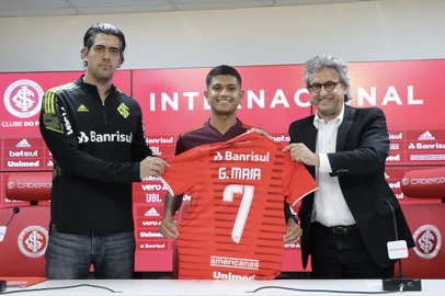 2021-08-30 Apresentação do jogador Gustavo Maia. Na foto o diretor Paulo Bracks e o vice de futebol Emílio Papaleo. Foto: Ricardo Duarte/Internacional/Divulgação<!-- NICAID(14876613) -->