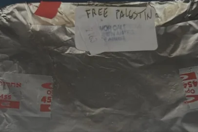 Passageiros de um voo com destino a Madrid, na Espanha, encontraram mensagens de "Palestina Livre" nas bandejas utilizadas para servir comida kosher – que seguem tradições judaicas. O caso foi revelado nesta terça-feira (5) pela companhia aérea Iberia e a Delegação de Associações Israelitas Argentinas (Daia).<!-- NICAID(16094566) -->