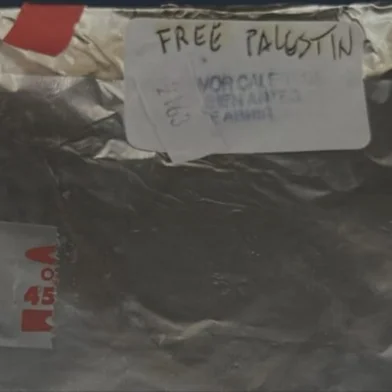 Passageiros de um voo com destino a Madrid, na Espanha, encontraram mensagens de "Palestina Livre" nas bandejas utilizadas para servir comida kosher – que seguem tradições judaicas. O caso foi revelado nesta terça-feira (5) pela companhia aérea Iberia e a Delegação de Associações Israelitas Argentinas (Daia).<!-- NICAID(16094566) -->