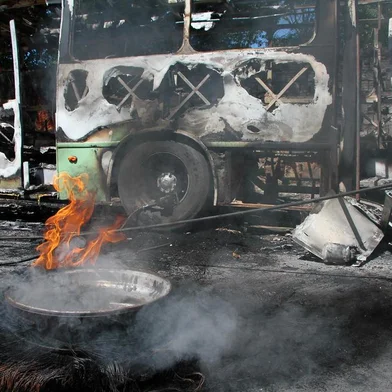 ÔNIBUS QUEIMADOS ATAQUE DE FACÇÃO CRIMINOSAAM - ÔNIBUS-QUEIMADOS-ATAQUE-FACÇÃO-CRIMINOSA - GERAL - Funcionários de empresa de ônibus, trabalham para remover dois ônibus dos 14 que foram queimados por facções em  ataques, após a polícia ter matado um lider de facção, neste domingo (6) em Manaus (AM). Segundo a Secretária de Segurança Pública do Amazonas (SSP-AM), a ordem para os ataques partiram de dentro de um presídio, outras cidades do interior também estão sob ataque. 06/06/2021 - Foto: EDMAR BARROS/FUTURA PRESS/FUTURA PRESS/ESTADÃO CONTEÚDOEditoria: GERALLocal: MANAUSIndexador: EDMAR BARROSFotógrafo: FUTURA PRESS<!-- NICAID(14802026) -->