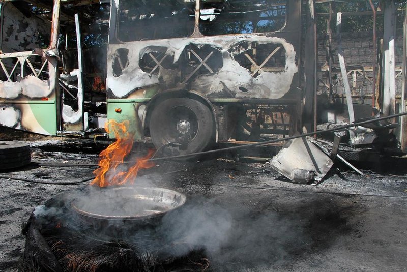 ÔNIBUS QUEIMADOS ATAQUE DE FACÇÃO CRIMINOSAAM - ÔNIBUS-QUEIMADOS-ATAQUE-FACÇÃO-CRIMINOSA - GERAL - Funcionários de empresa de ônibus, trabalham para remover dois ônibus dos 14 que foram queimados por facções em  ataques, após a polícia ter matado um lider de facção, neste domingo (6) em Manaus (AM). Segundo a Secretária de Segurança Pública do Amazonas (SSP-AM), a ordem para os ataques partiram de dentro de um presídio, outras cidades do interior também estão sob ataque. 06/06/2021 - Foto: EDMAR BARROS/FUTURA PRESS/FUTURA PRESS/ESTADÃO CONTEÚDOEditoria: GERALLocal: MANAUSIndexador: EDMAR BARROSFotógrafo: FUTURA PRESS<!-- NICAID(14802026) -->