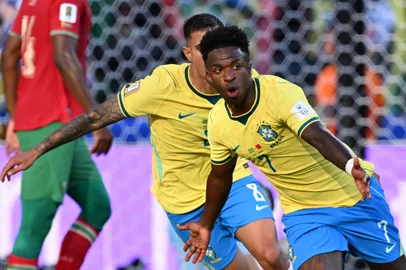 Brazil's forward #07 Vinicius Junior celebrates scoring his team's first goal during the 2026 World Cup Group C football match between Brazil and Morocco at the New York/New Jersey Stadium in East Rutherford on June 13, 2026. (Photo by Jewel SAMAD / AFP)Editoria: SPOLocal: East RutherfordIndexador: JEWEL SAMADSecao: world championshipFonte: AFPFotógrafo: STF<!-- NICAID(16309878) -->” title=”Jewel Samad / AFP” style=”display:block; margin: 20px auto; max-width: 100%; height: auto; border-radius: 8px;”></picture></div>
<div>
<p>Agenda em vídeo</p>
<h3>Jogos desta sexta-feira na Copa do Mundo: horário, escalações e onde assistir ao vivo</h3>
<div>
<p><span>Zero Hora</span></p>
</div>
</div>
<p></a></div>
<div data-card-template=