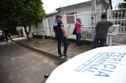 GRAVATAI, RS, BRASIL, 19-02-2026: Tentativa de Feminicidio. Mulher é esfaqueada por ex marido na casa da mãe. Após ataque agressor ateou fogo em sua própria casa em rua vizinha. Vítima está em estado grave no hospital de Gravataí e possuía medida protetiva contra o ex companheiro. Foto Jonathan Heckler/Agência RBS<!-- NICAID(16228323) -->