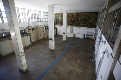 PORTO ALEGRE, RS, BRASIL,  10/01/2021-Obra de Aldo Locatelli no antigo terminal do Salgado Filho  Foto: Félix Zucco / Agencia RBS<!-- NICAID(14986159) -->