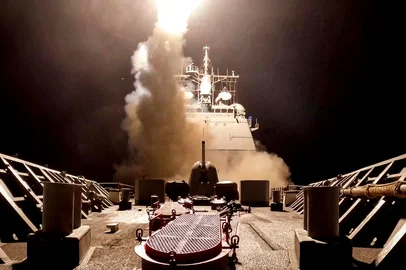 This grab from footage shared by the US Central Command (CENTCOM) on March 15, 2025 shows a cruise missile being fired from the Ticonderoga-class guided-missile cruiser USS Gettysburg (CG 64) at sea during operations against Yemen's Huthis. Strikes hit Yemen's Huthi-held capital Sanaa on March 15, the rebels' Al-Masirah TV said, after US President Donald Trump announced military action. "An American-British aggression raided a residential neighbourhood in the Shuub district, north of the capital, Sanaa," Al-Masirah said. There was no immediate comment from British authorities. (Photo by DVIDS / AFP)Editoria: WARLocal: At seaIndexador: -Secao: diplomacyFonte: DVIDSFotógrafo: Handout<!-- NICAID(15998590) -->