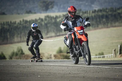 Sandro Dias faz treinos preparatórios para a descida de skate na megarrampa montada no CAFF.<!-- NICAID(16131135) -->