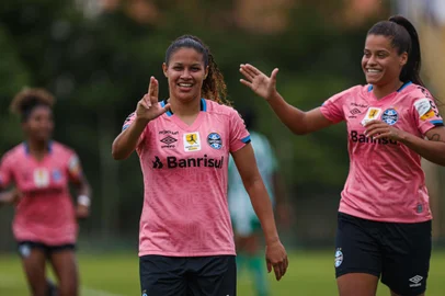 As Gurias Gremistas golearam o Juventude por 6 a 0 neste domingo (16) e terminaram a segunda fase do Gauchão feminino com a melhor campanha. Agora, o time espera o adversário da semifinal, que será Elite ou Flamengo de São Pedro. Com a vitória do Inter contra o Oriente, há a possibilidade de clássico Gre-Nal apenas na final da competição.<!-- NICAID(15238506) -->