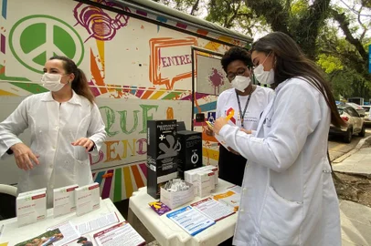 Ônibus oferece testes rápidos gratuitos para ISTs, como HIV, sífilis e hepatite, junto ao Parque da Redenção, em Porto Alegre<!-- NICAID(15144686) -->