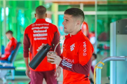 Fabricio Bustos, lateral-direito do Inter, tomando chimarrão na Bolívia<!-- NICAID(15780088) -->