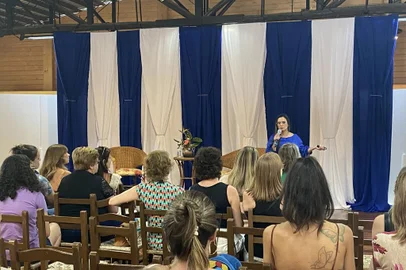 Série de atividades reuniu centenas de mulheres e familiares neste domingo na sede recreativa da Fundação MarcopoloO Dia Internacional da Mulher foi festejado neste domingo à tarde, junto à sede recreativa da Fundação Marcopolo, em São Giácomo, com a realização de uma série de atividades. Batizada de Jornada da Mulher Moderna, a programação ofereceu diversão, oficinas criativas e ações reflexivas para as funcionárias da empresa e seus familiares, bem como à comunidade caxiense.<!-- NICAID(15373428) -->