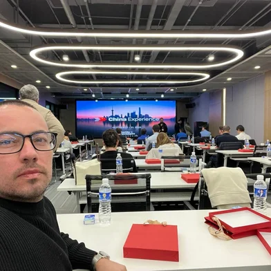 Júnior Torres, presidente da CUfa-RS em um evento de inovação na China.<!-- NICAID(16154865) -->