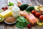 Alimentos de uma dieta balanceada - Foto: Daniel Vincek/stock.adobe.comFonte: 111774771Fotógrafo: Selection of healthy food on rus<!-- NICAID(15389836) -->