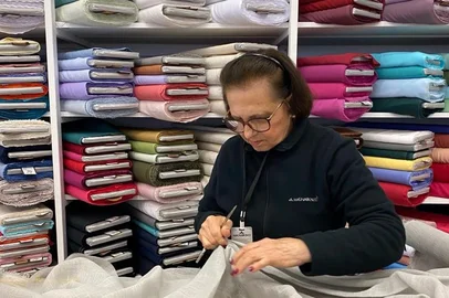 Ilda Comerlatto Baldissarelli, 73 anos, funcionária mais antiga da loja Magnabosco. Na foto: Ilda em meio aos tecidos. <!-- NICAID(16184300) -->