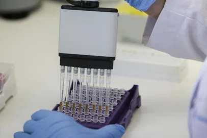 Porto Alegre, RS, Brasil, 26-02-2024: Etapa de amplificação para sequenciamento genético para identificar a probabilidade de desenvolver doenças, como o câncer, por exemplo, em laboratório de Patologia, Genética e Biologia Molecular, no Hospital Moinhos de Vento. Na instituição, exames genéticos são voltados principalmente para a oncologia, auxiliando na investigação da predisposição ao desenvolvimento de câncer. Ainda neste semestre, o HMV deve implementar também a investigação para áreas de cardiologia e de neurologia. O serviço integra a chamada medicina preditiva, que tem avançado cada vez mais e possibilitado identificar com antecedência os indivíduos mais propensos a apresentar uma determinada doença e tratá-los. Foto: Mateus Bruxel / Agência RBSIndexador: Mateus Bruxel<!-- NICAID(15689717) -->