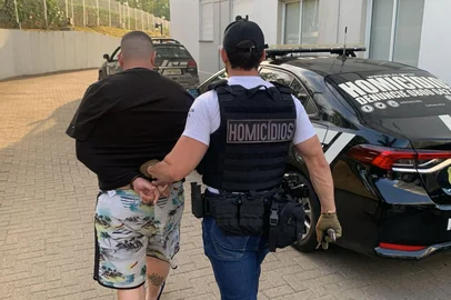 Na manhã desta sexta-feira (6), é realizada a Operação Fructus Vetitum (fruto proibido). São cumpridas pelo Departamento de Homicídios e Proteção à Pessoa (DHPP), com apoio da Brigada Militar, 21 ordens judiciais, sendo três de prisão preventiva e 18 de busca e apreensão.<!-- NICAID(16239434) -->