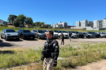 Carros de luxo são apreendidos em operação que apura golpe do consórcio em Passo Fundo<!-- NICAID(16180143) -->