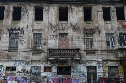 PORTO ALEGRE, RS, BRASIL, 08-08-2025: Prédio histórico que está abandonado no Centro Histórico já recebeu investimento de R$ 4 milhões para ser revitalizado, mas a obra parou mais de uma vez. Agora, o dono do imóvel busca uma empresa para assumir o imóvel e tocar a obra em troca de isenção do aluguel. Foto: André Ávila/Agência RBSIndexador: Andre Avila<!-- NICAID(16097653) -->