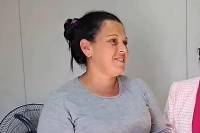 No que agora é seu lar, depois de 10 meses vivendo em um abrigo no Ginásio de Esportes 15 de Novembro, em Cruzeiro do Sul, Jaqueline Guillandi mora numa das casas provisórias montadas pelo governo do Estado com a filha de 15 anos, seis cachorros e dois gatos. Os animais têm duas próprias casinhas, do lado de fora. Em um pequena floreira, plantou uma espada-de-são-Jorge, planta que, segundo a tradição, protege os moradores. <!-- NICAID(16027850) -->