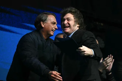 Former Brazilian President Jair Bolsonaro (L) greets Argentina's President Javier Milei during the CPAC Brazil conference in Camboriu, Santa Catarina State, Brazil on July 7, 2024. Conservative Political Action Conference (CPAC) is a political conference attended by conservative activists and elected officials. (Photo by EVARISTO SA / AFP)Editoria: POLLocal: Balneário CamboriúIndexador: EVARISTO SASecao: parties and movementsFonte: AFPFotógrafo: STF<!-- NICAID(15808092) -->