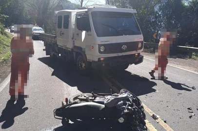 Homem morre em colisão entre moto e caminhão na BR-116, em Picada Café <!-- NICAID(15856389) -->