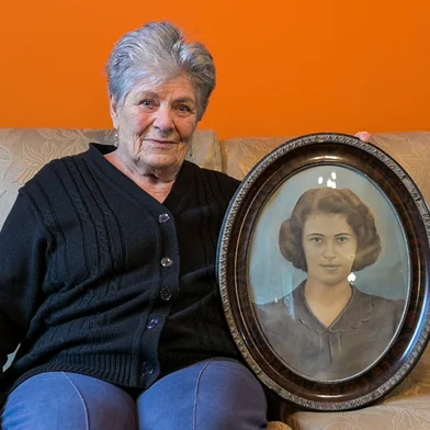 Neste 2025 em que se recordam os 80 anos do final da Segunda Guerra Mundial, um episódio bastante “apagado” da história oficial de Caxias do Sul retorna em formato de série documental. O Silêncio das Mulheres resgata a trajetória fragmentada de oito jovens operárias vítimas da explosão na fábrica de munições da Metalúrgica Gazola Travi, em 22 de julho de 1943 - período em que a empresa caxiense havia sido encampada pelo Ministério da Guerra para a produção de artefatos bélicos. Na foto: dona Geny Formolo com o quadro da irmã Graciema Formolo, uma das vítimas da grande explosão de 1943.<!-- NICAID(16083682) -->