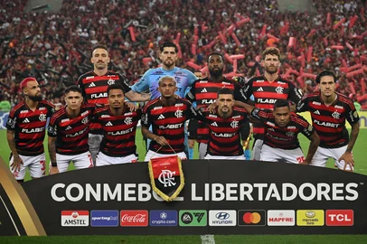 Flamengo players pose for a team photo before the Copa Libertadores group stage football match between Brazil's Flamengo and Venezuela's Deportivo Tachira at the Maracana stadium in Rio de Janeiro, Brazil, on May 28, 2025. (Photo by MAURO PIMENTEL / AFP)<!-- NICAID(16050729) -->